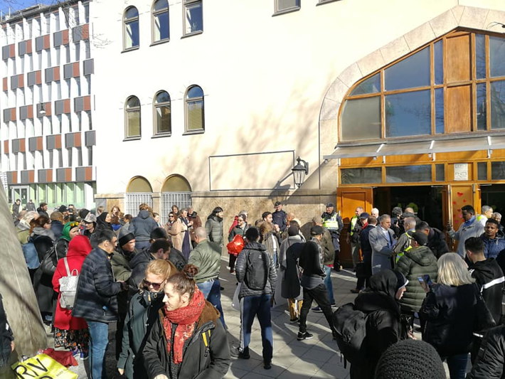 10_Folk-skyddar-stora-mosken-sthB