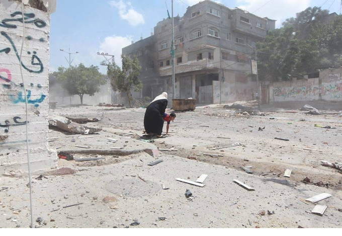 Gaza_See_how_this_mother_trying_to_save_her_son