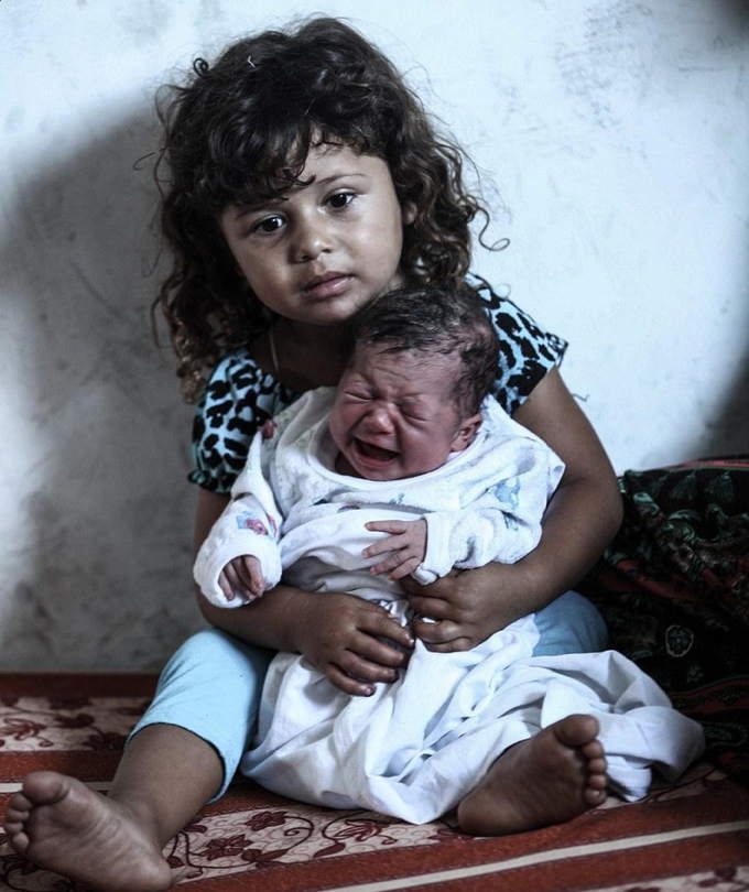 42_A_little_girl_holds_her_new_sister