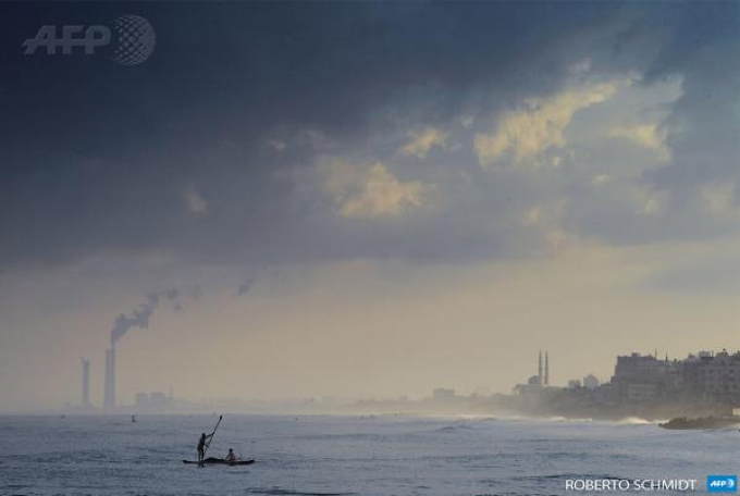 113_Palestinian_fishermen_paddle_off_the_beach_in_Gaza