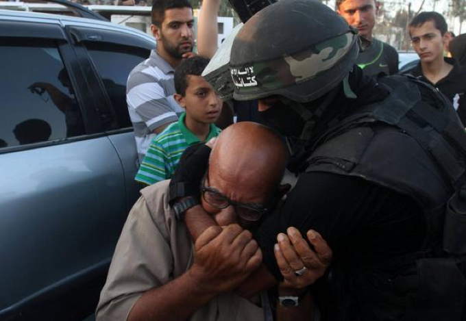 21_Old_man_kisses_the_arm_of_a_resistance_fighter