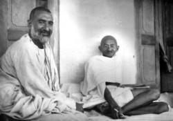 Abdul-ghaffar-khan-sitting-w-Ghandi